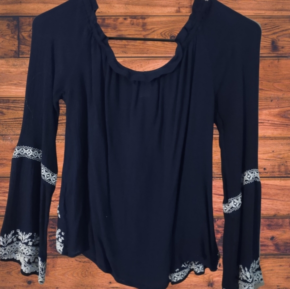 Off the Shoulders Blouse - Picture 2 of 4